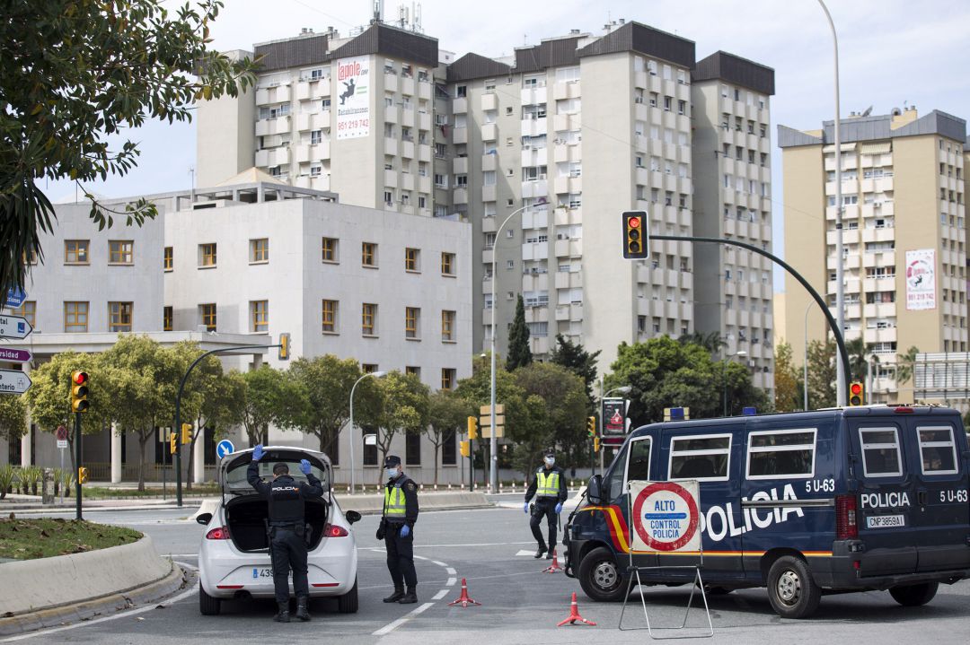 La Policía Nacional durante un control frente a la comisaría provincial de Málaga La Policía Nacional durante un control frente a la comisaría provincial de Málaga