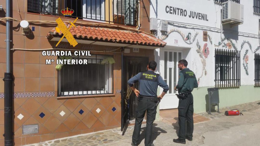 Agentes de la Guardia Civil tras actuar en un incendio, ene ste caso en la población de Zarza la Mayor Agentes de la Guardia Civil tras actuar en un incendio, ene ste caso en la población de Zarza la Mayor