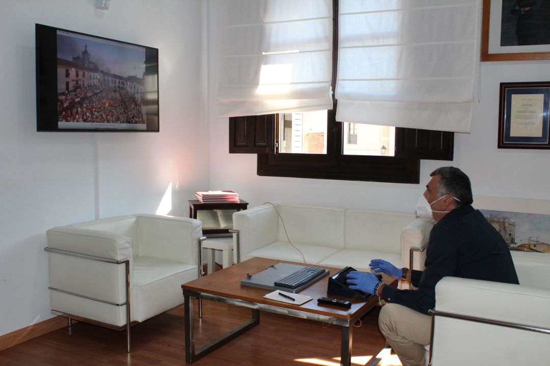 El alcalde de Coria, José Manuel García Ballesteros, en su despacho con las medidas de protección El alcalde de Coria, José Manuel García Ballesteros, en su despacho con las medidas de protección