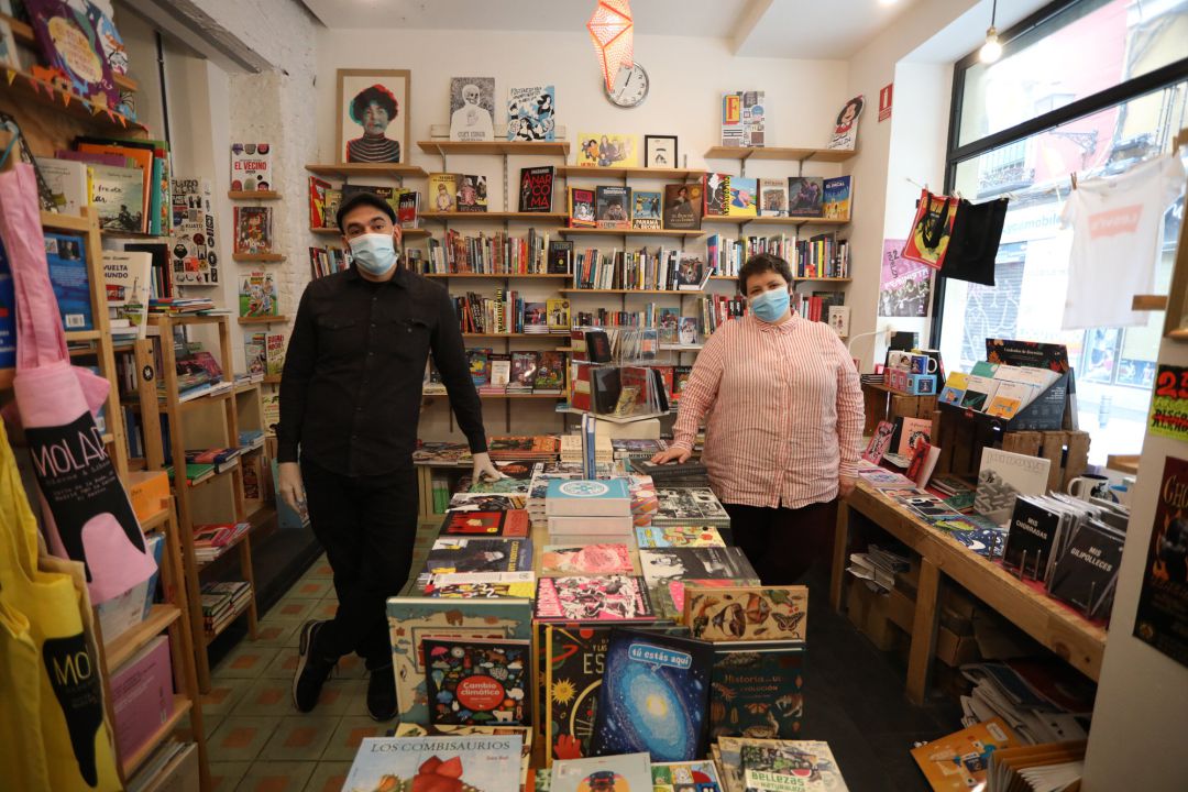 Dos jóvenes posan en la tienda de discos y libros en la que trabajan. Han lanzado un plan de bonos con los que poder comprar ahora y recoger en la tienda cuando esta vuelva a estar activa Dos jóvenes posan en la tienda de discos y libros en la que trabajan. Han lanzado un plan de bonos con los que poder comprar ahora y recoger en la tienda cuando esta vuelva a estar activa