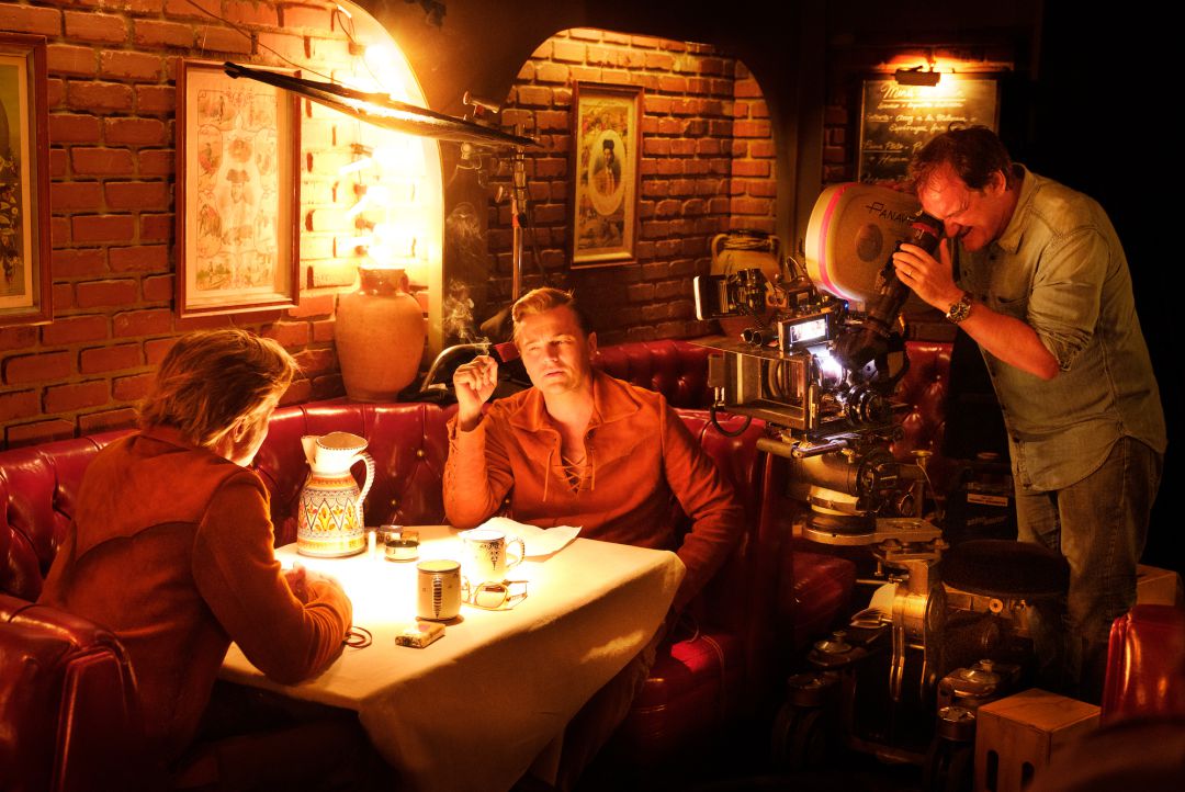 Tarantino, durante el rodaje con Brad Pitt y Leonardo DiCaprio Tarantino, durante el rodaje con Brad Pitt y Leonardo DiCaprio