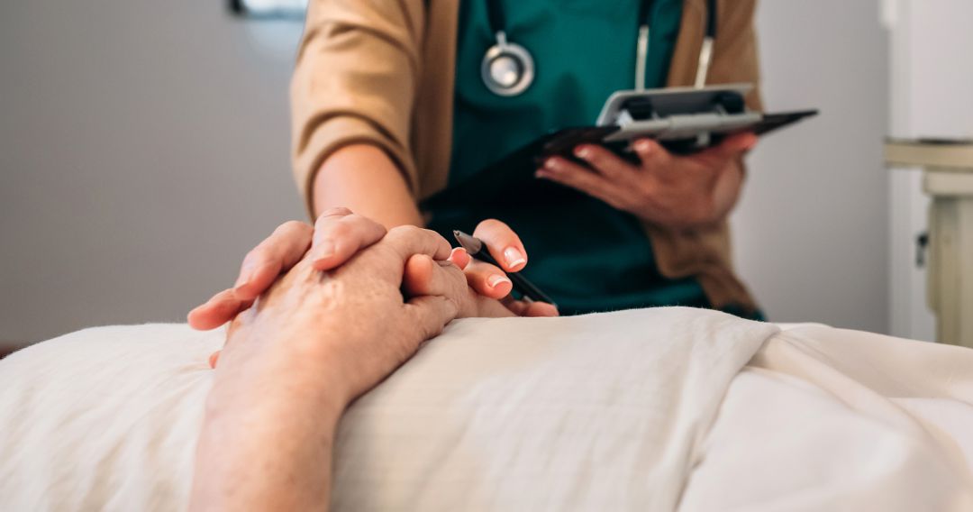 Una doctora con un paciente mayor Una doctora con un paciente mayor