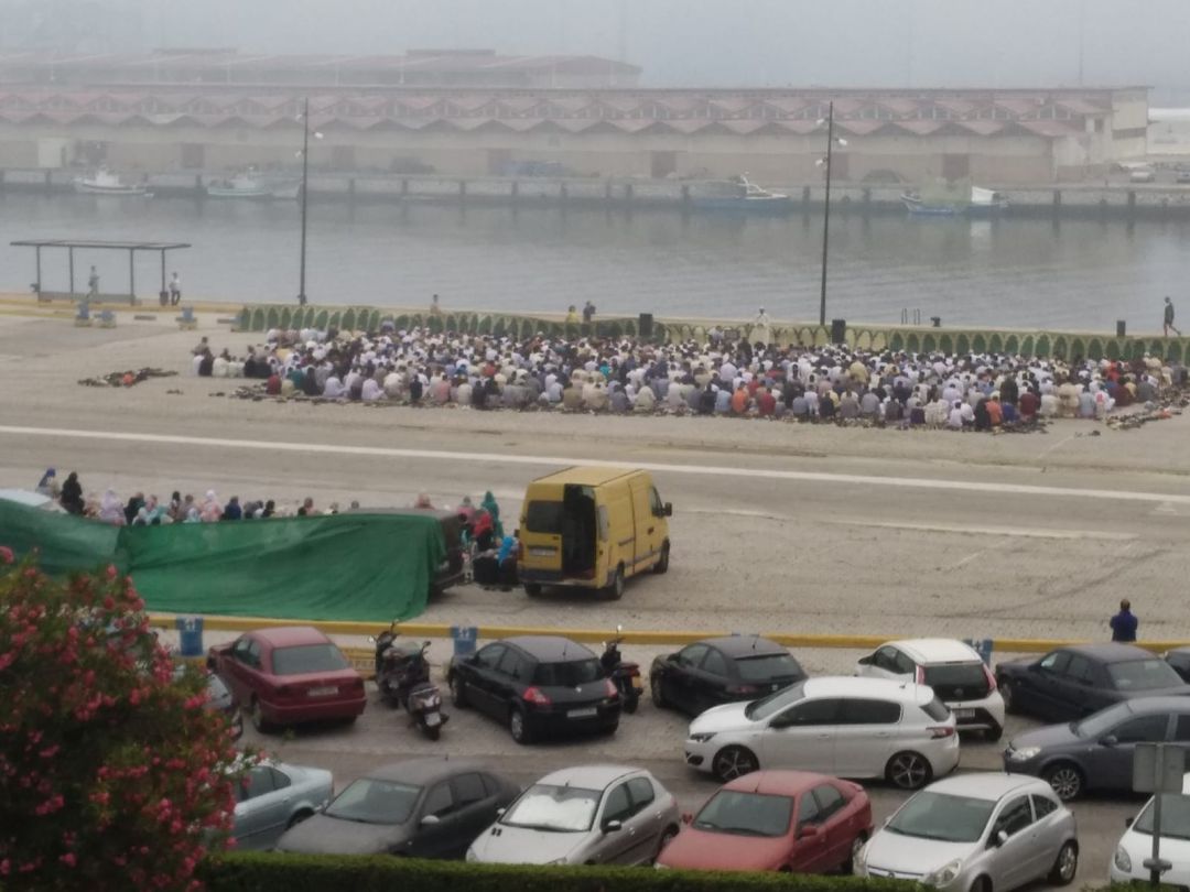 Rezo comunitario en el Llano Amarillo del puerto de Algeciras Rezo comunitario en el Llano Amarillo del puerto de Algeciras