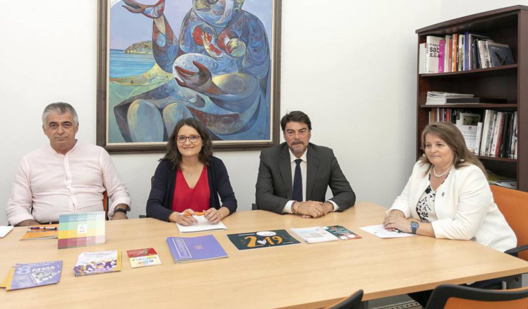 Mónica Oltra (segunda por la izquierda) y Julia Llopis (primera por la derecha) en un encuentro en Alicante entre ambas administraciones antes de la pandemia Mónica Oltra (segunda por la izquierda) y Julia Llopis (primera por la derecha) en un encuentro en Alicante entre ambas administraciones antes de la pandemia