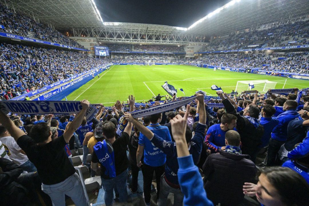 La afición azul durante un partido en el Tartiere La afición azul durante un partido en el Tartiere