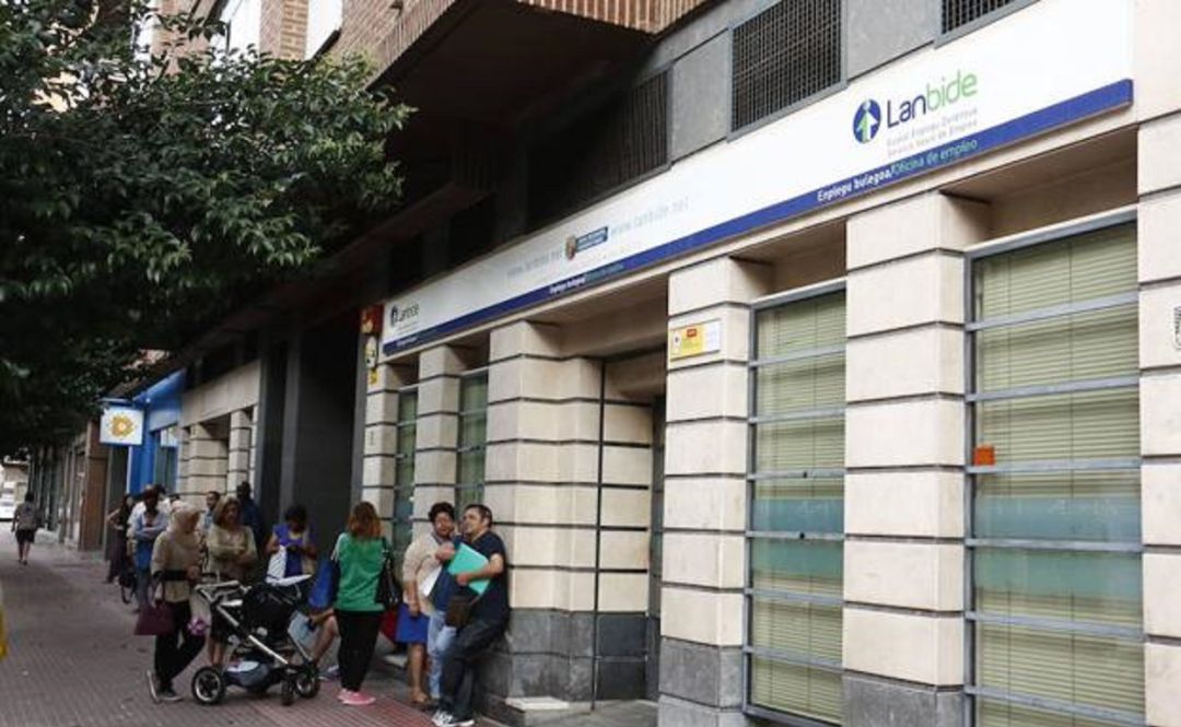 Lanbide ha decidido garantizar que los perceptores puedan seguir cobrando la renta que les corresponde, incluyendo la Prestación Complementaria de Vivienda. Del mismo modo, se han suspendido todos los inicios de suspensiones derivadas de incumplimientos. Lanbide ha decidido garantizar que los perceptores puedan seguir cobrando la renta que les corresponde, incluyendo la Prestación Complementaria de Vivienda. Del mismo modo, se han suspendido todos los inicios de suspensiones derivadas de incumplimientos.