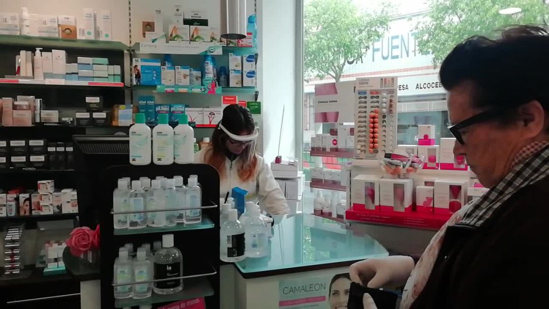 Una farmacéutica atiende a una cliente Una farmacéutica atiende a una cliente