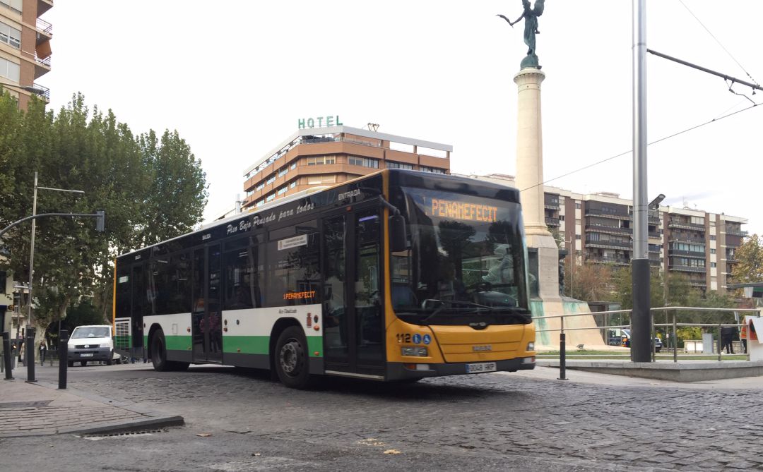 Un autobús urbano circula por la plaza de las Batallas de la capital. Un autobús urbano circula por la plaza de las Batallas de la capital.