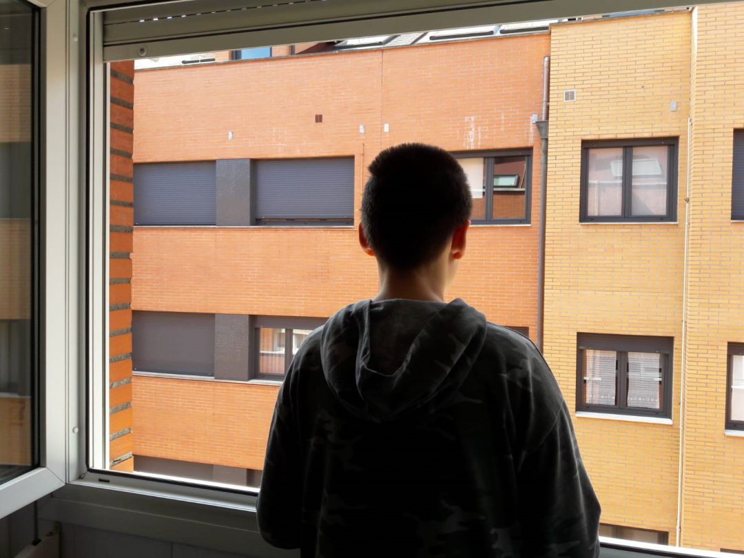 Niño en casa confinado por el COVID-19. Niño en casa confinado por el COVID-19.