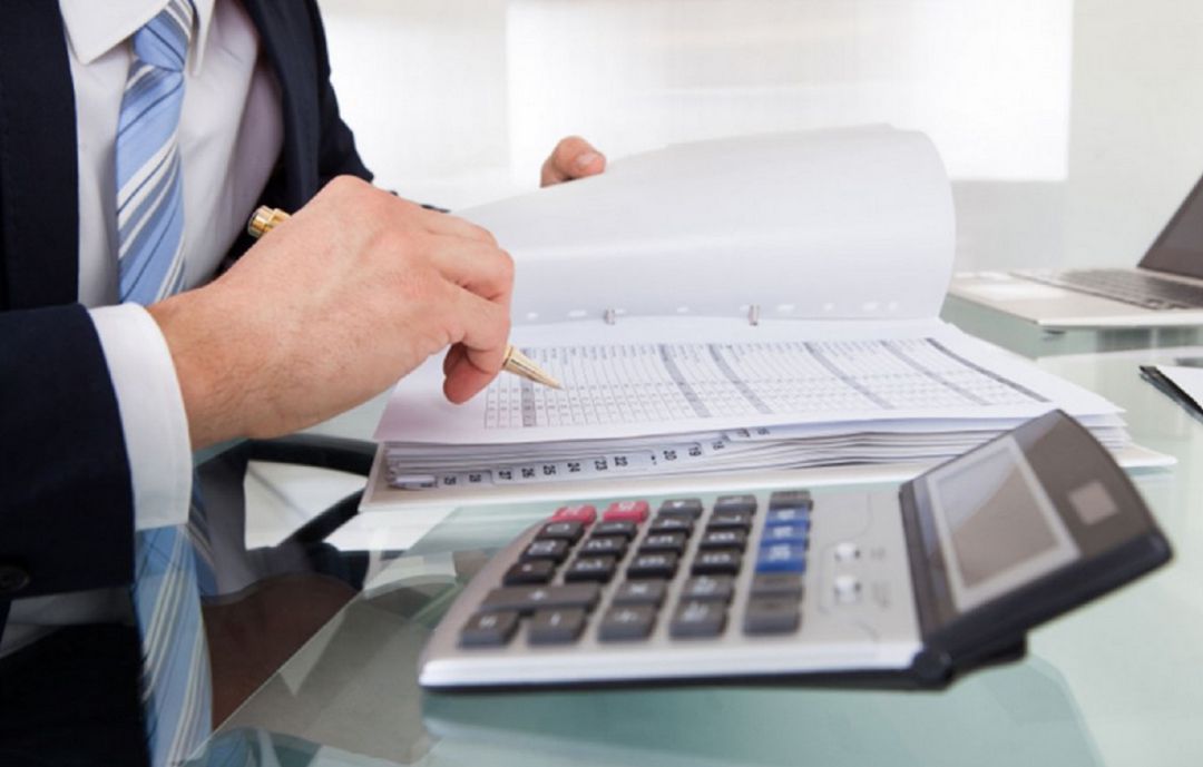 Un contable de una empresa mirando datos Un contable de una empresa mirando datos