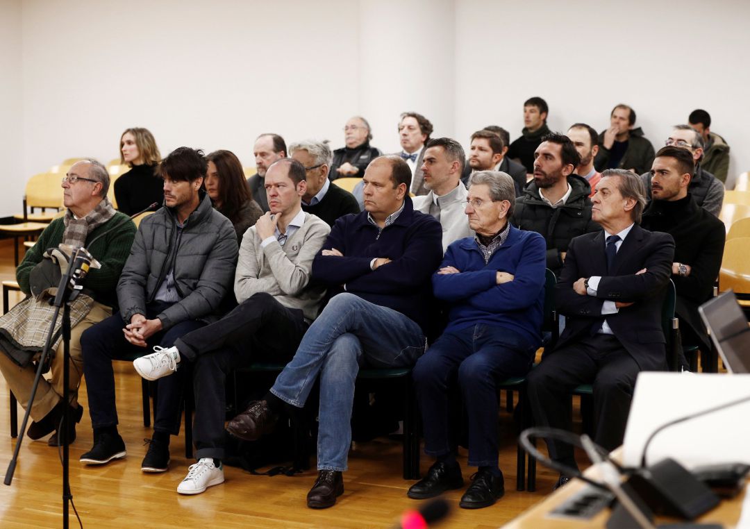 Banquillo de los acusados en el juicio por supuestos amaños de partidos en la temporada 2013-2014, en el que se sientan seis exdirectivos de Osasuna, tres exjugadores del Betis y dos agentes inmobiliarios, durante la primera jornada del juicio Banquillo de los acusados en el juicio por supuestos amaños de partidos en la temporada 2013-2014, en el que se sientan seis exdirectivos de Osasuna, tres exjugadores del Betis y dos agentes inmobiliarios, durante la primera jornada del juicio