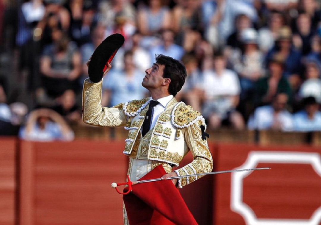 Rafael Serna brinda al cielo en su tarde de la Feria de Abril 2019, en la que le cortó una oreja a un toro de La Palmosilla Rafael Serna brinda al cielo en su tarde de la Feria de Abril 2019, en la que le cortó una oreja a un toro de La Palmosilla