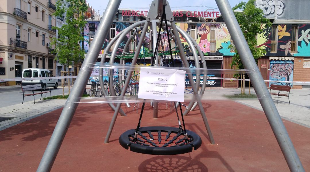 Las zonas de juegos de los parques infantiles de València se han precintado para evitar que sean usadas por los niños Las zonas de juegos de los parques infantiles de València se han precintado para evitar que sean usadas por los niños