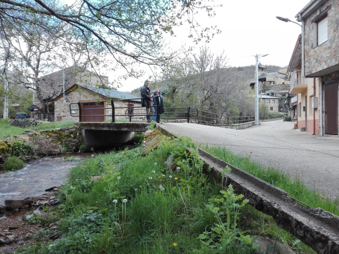 Feliciano y Enrique sobre el puente del Fontirin Feliciano y Enrique sobre el puente del Fontirin