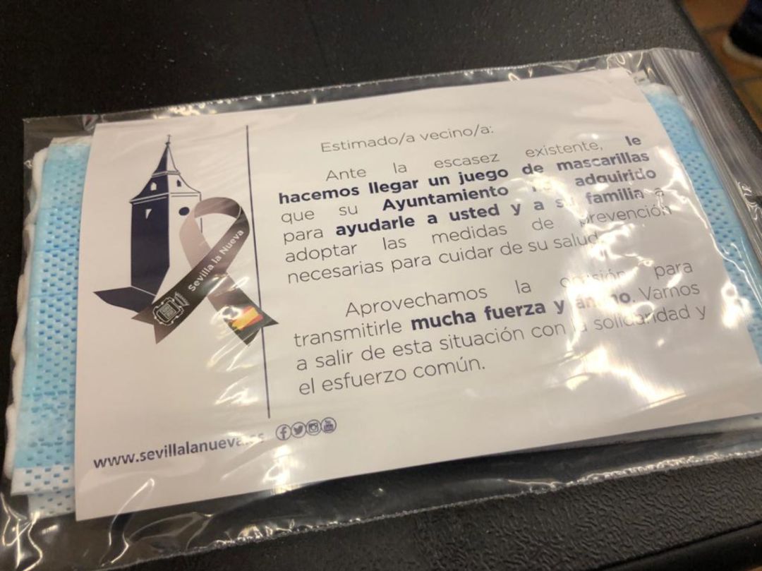 Paquete con las mascarillas que se están buzoneando en Sevilla la Nueva Paquete con las mascarillas que se están buzoneando en Sevilla la Nueva