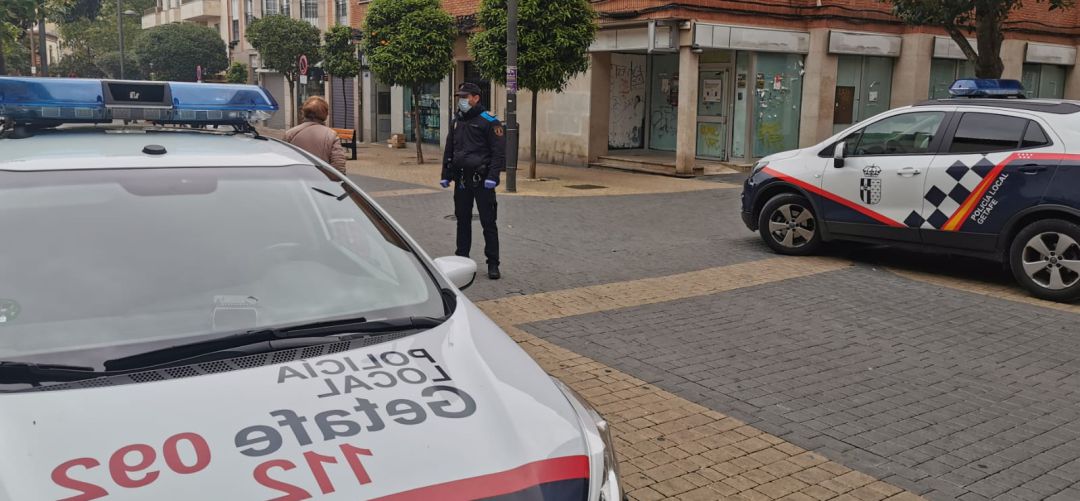 Un agente de la Policía Local getafense vigila que se cumplan las órdenes del Estado de Alarma Un agente de la Policía Local getafense vigila que se cumplan las órdenes del Estado de Alarma