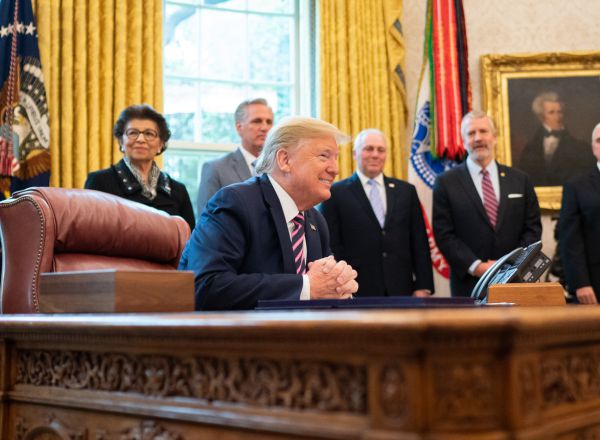 HANDOUT - 24 April 2020, US, Washington: US President Donald Trump (2nd L) talks with Vice President Mike Pence (R), Cabinet members and senior legislators, prior to signing the Paycheck Protection Program and Health Care Enhancement Act, at the Oval Office of the White House. Photo: Shealah Craighead/White House /dpa - ATTENTION: editorial use only and only if the credit mentioned above is referenced in full 24/04/2020 ONLY FOR USE IN SPAIN
