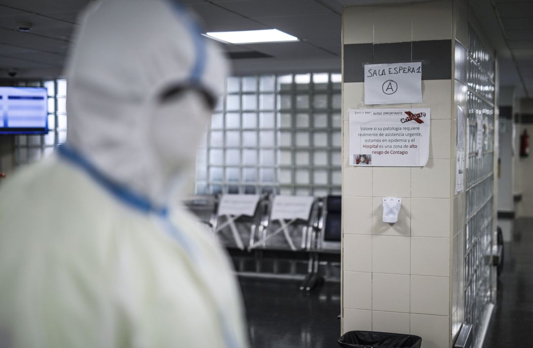 Un trabajador sanitario totalmente protegido mira a la cámara en la UCI. Un trabajador sanitario totalmente protegido mira a la cámara en la UCI.