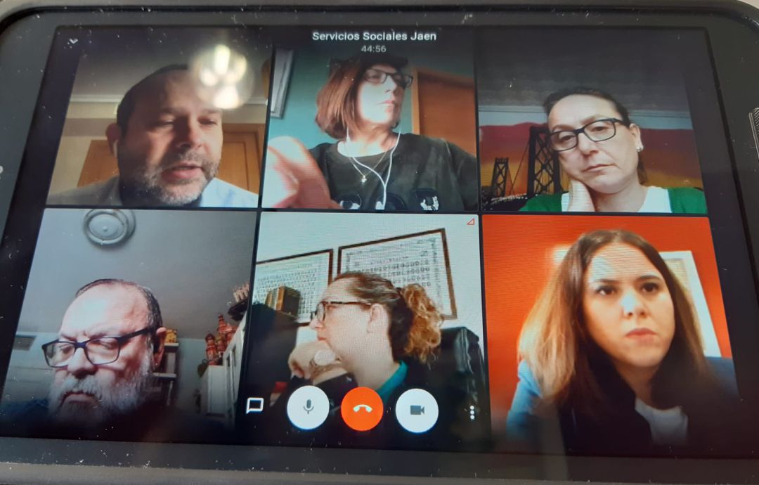 La concejala de Políticas Sociales, Ángeles Díaz (primera por la derecha en la fila inferior) junto a otras personas responsables del Patronato durante la videoconferencia. La concejala de Políticas Sociales, Ángeles Díaz (primera por la derecha en la fila inferior) junto a otras personas responsables del Patronato durante la videoconferencia.