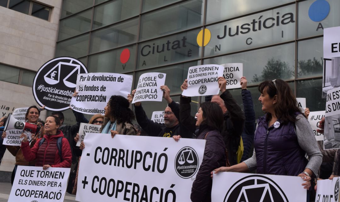 Protesta a las puertas de la Ciudad de la Justicia de València durante la celebración del juicio del caso Blasco Protesta a las puertas de la Ciudad de la Justicia de València durante la celebración del juicio del caso Blasco