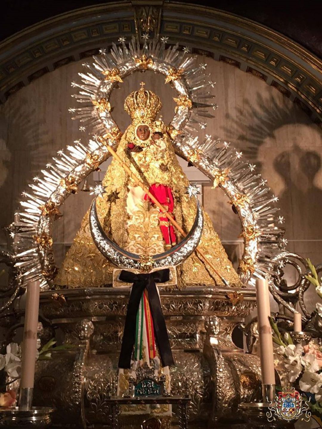 La Morenita luce un crespón negro en el manto del Centenario de su Coronación Canónica La Morenita luce un crespón negro en el manto del Centenario de su Coronación Canónica