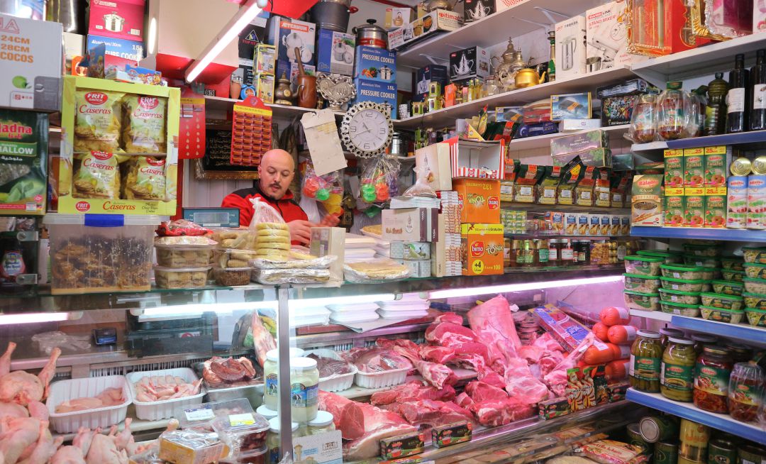 Interior de la Carnicería Tánger, frente a la Mezquita Central de Madrid, en el barrio de Tetuán Interior de la Carnicería Tánger, frente a la Mezquita Central de Madrid, en el barrio de Tetuán