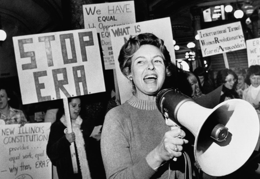 Phyllis Schafly lidera el movimiento de oposición a la ERA, la Enmienda de Igualdad de Derechos que busca la igualdad entre hombres y mujeres, en 1976. Phyllis Schafly lidera el movimiento de oposición a la ERA, la Enmienda de Igualdad de Derechos que busca la igualdad entre hombres y mujeres, en 1976.