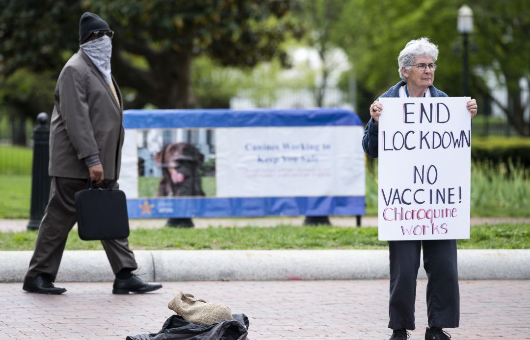 Una anciana se manifiesta en Washington pidiendo el fin del confinamiento y no desarrollar una vacuna. Una anciana se manifiesta en Washington pidiendo el fin del confinamiento y no desarrollar una vacuna.