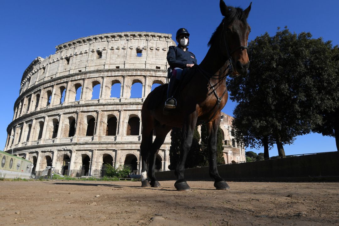 Un policía montado frente al Coliseo de Roma. Un policía montado frente al Coliseo de Roma.