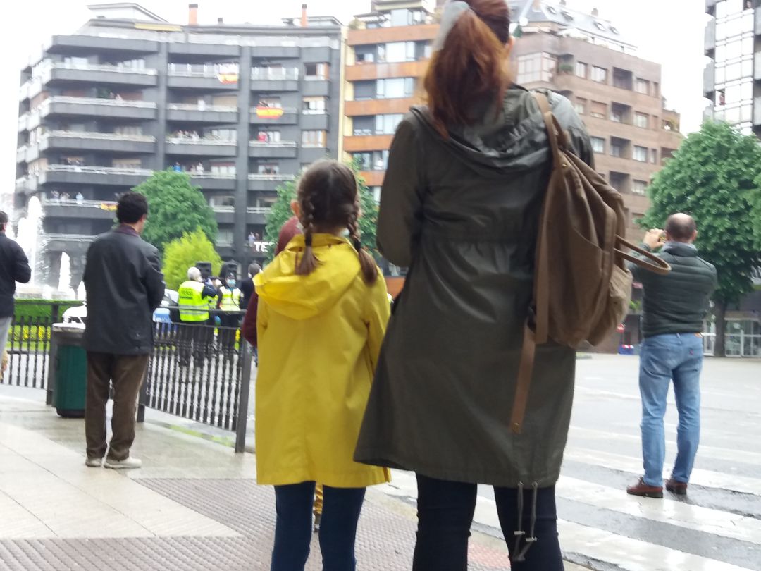 Una niña y su madre, en Oviedo, esta mañana Una niña y su madre, en Oviedo, esta mañana
