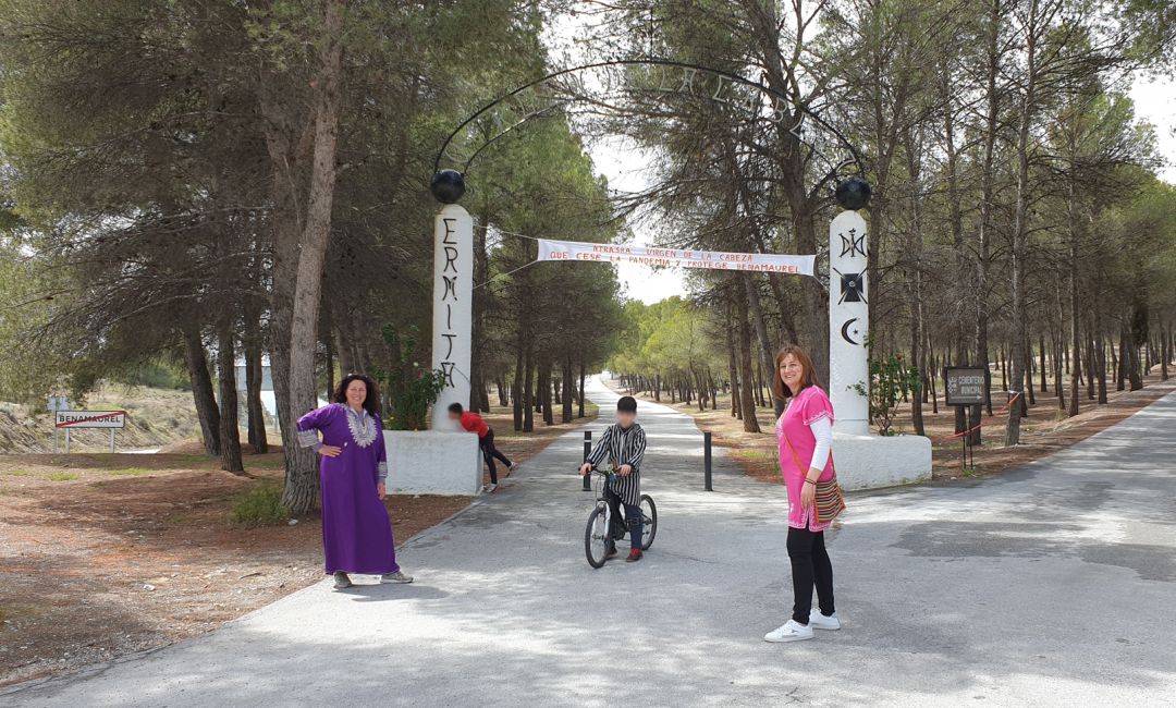 Las familias más cercanas a la ermita de la Virgen de la Cabeza de Benamaurel (Granada) han aprovechado que este domingo ya podían salir con sus hijos a pasear durante una hora en los alrededores del domicilio para subir a este lugar. Algunas madres con sus hijos lo han hecho (guardando todas las recomendaciones de seguridad) ataviadas al modo festero. Este domingo tendría que haberse celebrado en esta localidad la Romería hasta esta ermita con la imagen de la Virgen de la Cabeza. Las fiestas, lógicamente, están suspendidas. Las familias más cercanas a la ermita de la Virgen de la Cabeza de Benamaurel (Granada) han aprovechado que este domingo ya podían salir con sus hijos a pasear durante una hora en los alrededores del domicilio para subir a este lugar. Algunas madres con sus hijos lo han hecho (guardando todas las recomendaciones de seguridad) ataviadas al modo festero. Este domingo tendría que haberse celebrado en esta localidad la Romería hasta esta ermita con la imagen de la Virgen de la Cabeza. Las fiestas, lógicamente, están suspendidas.