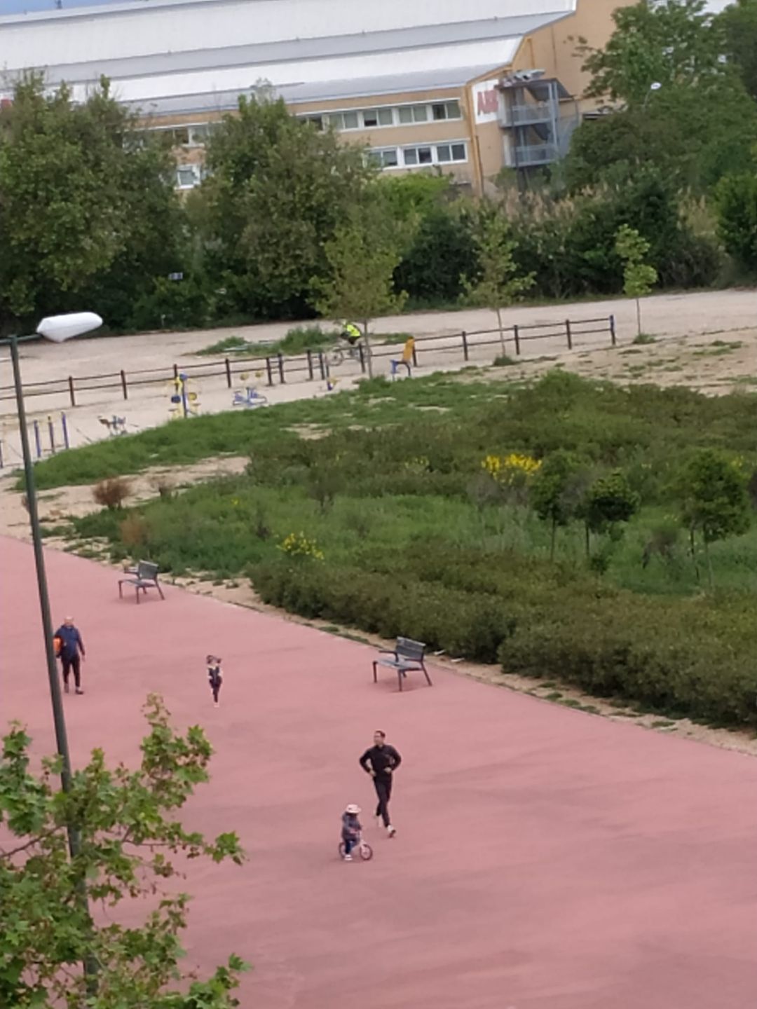 Primeros niños disfrutando de la hora de permiso para salir a la calle en Rosales del Canal, en Zaragoza. Primeros niños disfrutando de la hora de permiso para salir a la calle en Rosales del Canal, en Zaragoza.
