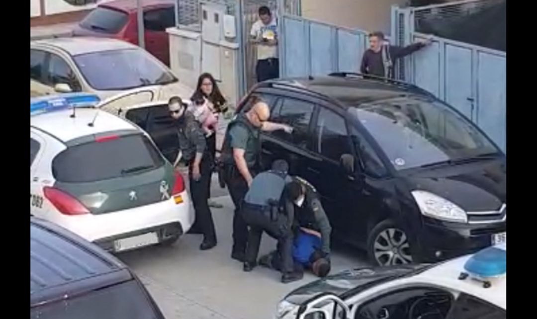 Imagen de la detención captada por un vecino Imagen de la detención captada por un vecino