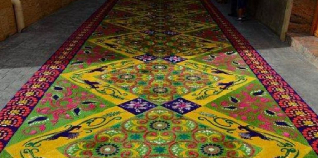Una de las alfombras de serrín de años anteriores Una de las alfombras de serrín de años anteriores