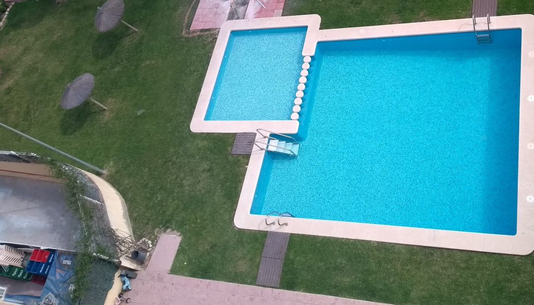 Una urbanización con piscina en Alicante, fuera de uso por la pandemia. Una urbanización con piscina en Alicante, fuera de uso por la pandemia.