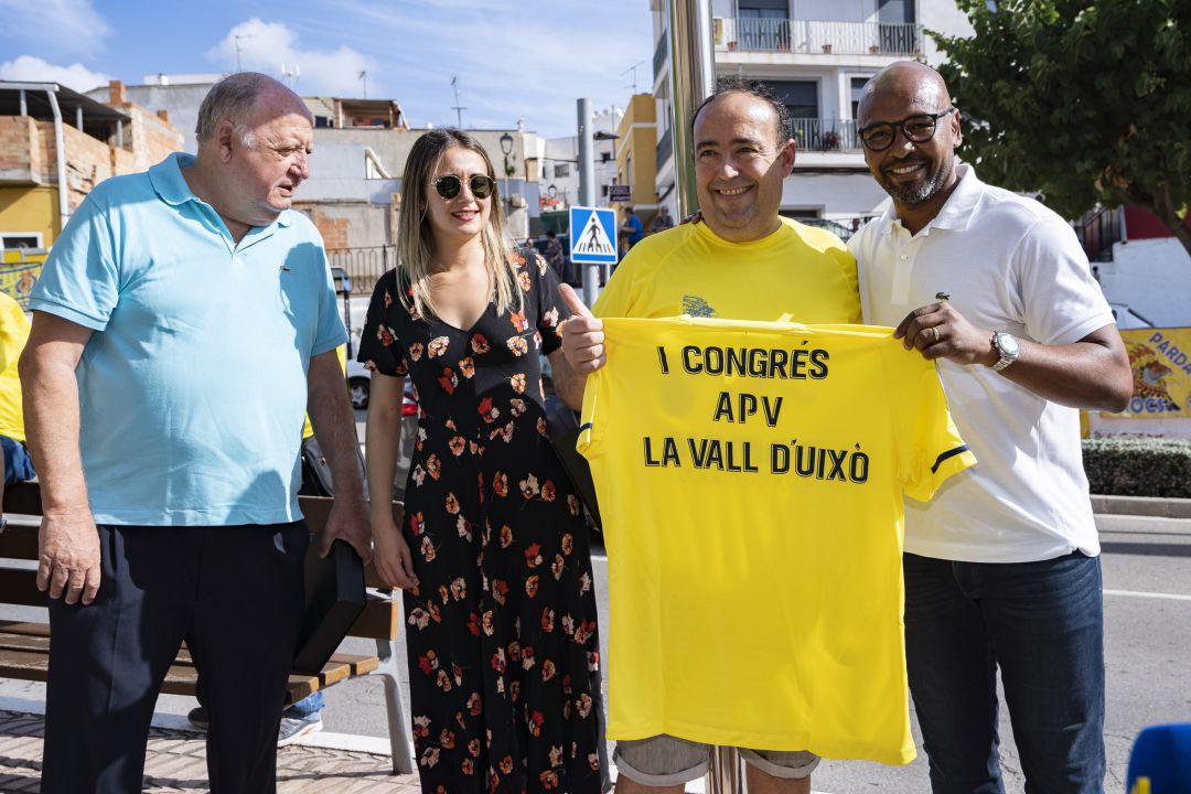El presidente de la Agrupació de Penyes del Villarreal CF, Javi Pérez, posa junto a la alcaldesa de La Vall d'Uixó, Tania Baños, y Marcos Senna y José Manuel Llaneza del club El presidente de la Agrupació de Penyes del Villarreal CF, Javi Pérez, posa junto a la alcaldesa de La Vall d'Uixó, Tania Baños, y Marcos Senna y José Manuel Llaneza del club