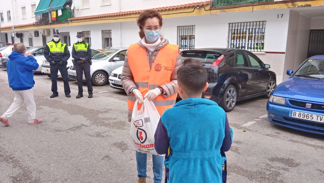 La concejal de Servicios Sociales, Cistina Durán, repartiendo golosinas a un joven ciudadano La concejal de Servicios Sociales, Cistina Durán, repartiendo golosinas a un joven ciudadano