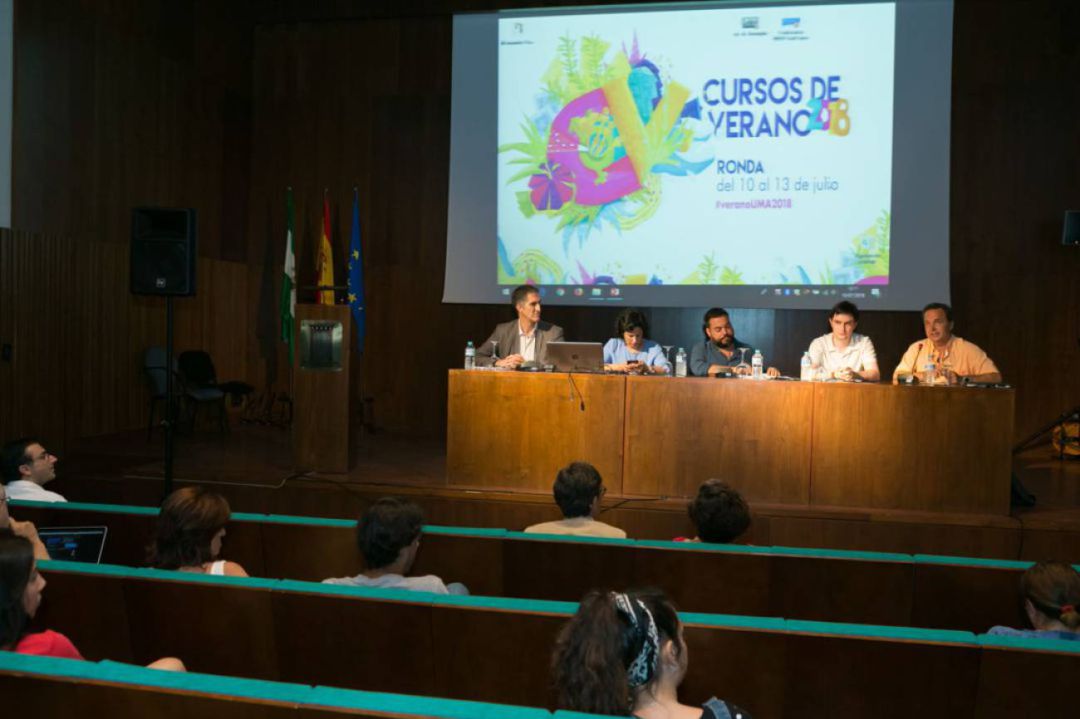 Ponencia en Ronda durante la celebración de los cursos universitarios en la edición de 2018 Ponencia en Ronda durante la celebración de los cursos universitarios en la edición de 2018