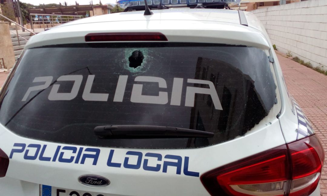 La parte trasera del vehículo policial ha quedado dañada La parte trasera del vehículo policial ha quedado dañada