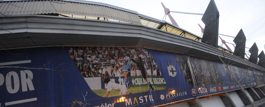 Aficionado del Dépor fuera del Estadio de Riazor Aficionado del Dépor fuera del Estadio de Riazor