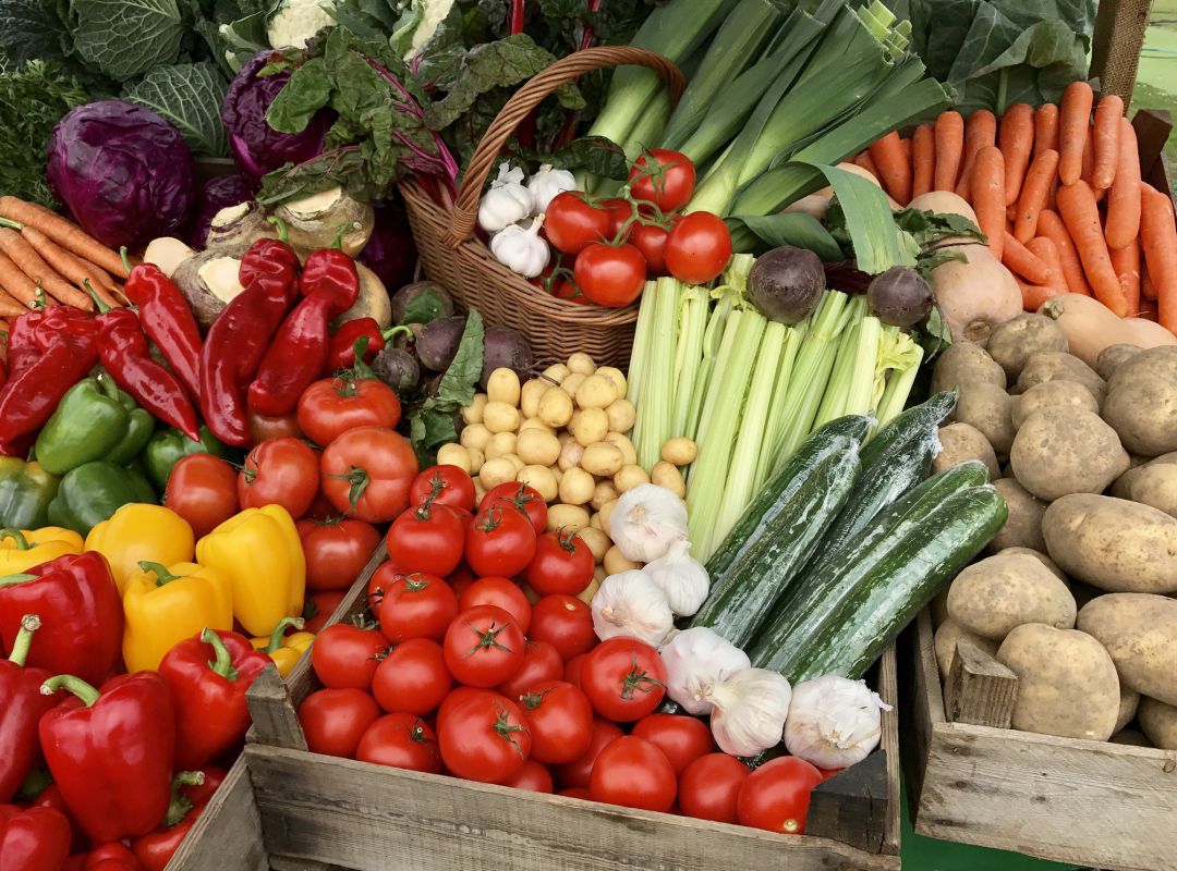 Frutas y verduras en un puesto callejero Frutas y verduras en un puesto callejero