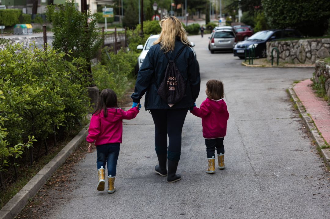Una madre pasea con sus hijas en Madrid. Una madre pasea con sus hijas en Madrid.