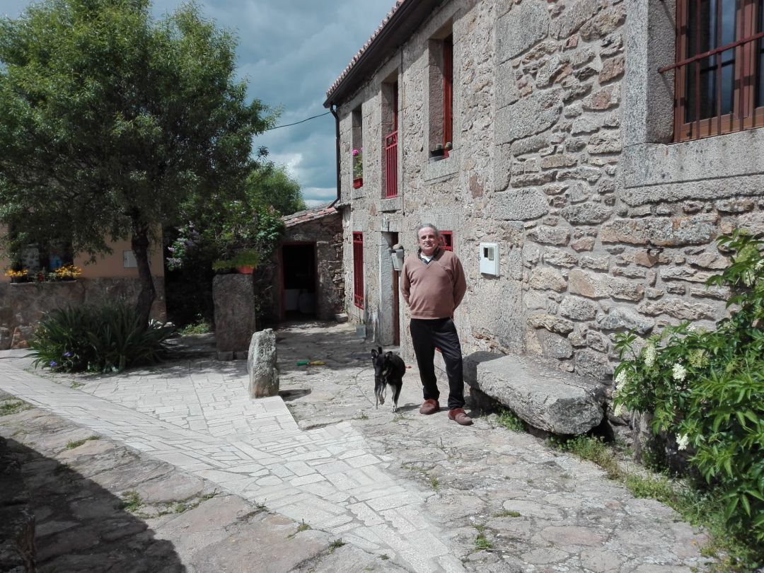 Paco, junto a su perro Ringo, ante su vivienda en Cozcurrita Paco, junto a su perro Ringo, ante su vivienda en Cozcurrita