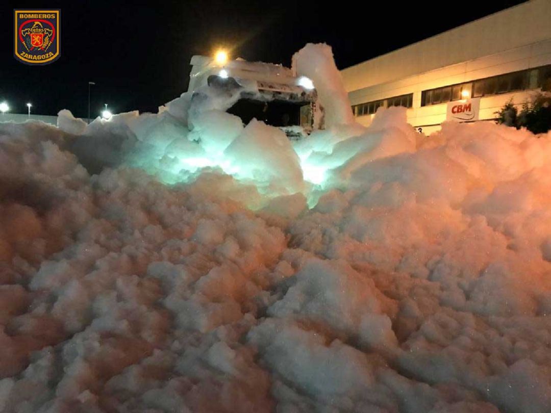 La espuma antiicendios alcanzó los 4 ó 5 metros de altura La espuma antiicendios alcanzó los 4 ó 5 metros de altura