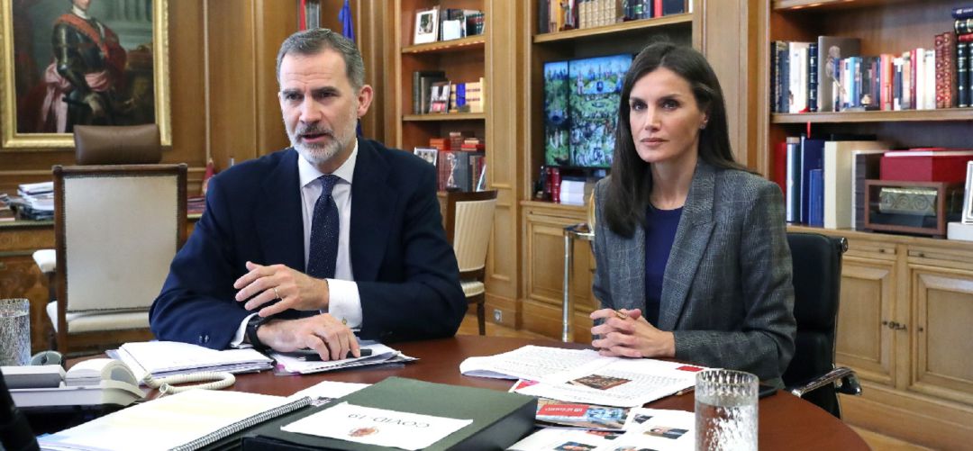 Felipe VI y Doña Letizia en una de las conversaciones que mantienen durante esta pandemia con diferentes colectivos y organizaciones Felipe VI y Doña Letizia en una de las conversaciones que mantienen durante esta pandemia con diferentes colectivos y organizaciones