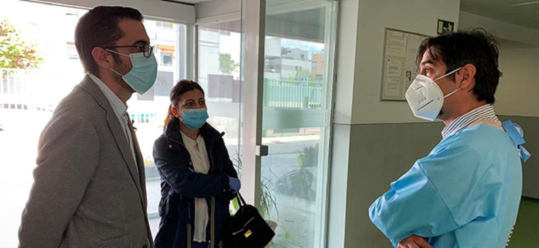 El alcalde pinteño, Diego Ortiz, y la concejala de Servicios Sociales, Toñi Soguero, visitaron hace unos días a la Residencia Dolores Soria de la localidad El alcalde pinteño, Diego Ortiz, y la concejala de Servicios Sociales, Toñi Soguero, visitaron hace unos días a la Residencia Dolores Soria de la localidad