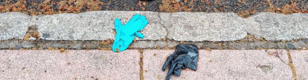 Guantes usados tirados por el suelo en la vía pública Guantes usados tirados por el suelo en la vía pública