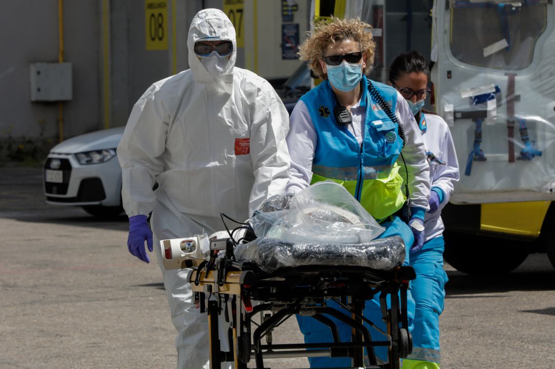 Dos sanitarios del SUMMA trasladan una camilla hacia el interior del hospital temporal de IFEMA para el posterior traslado de un paciente desde la UVI de IFEMA al Hospital Puerta de Hierro Dos sanitarios del SUMMA trasladan una camilla hacia el interior del hospital temporal de IFEMA para el posterior traslado de un paciente desde la UVI de IFEMA al Hospital Puerta de Hierro
