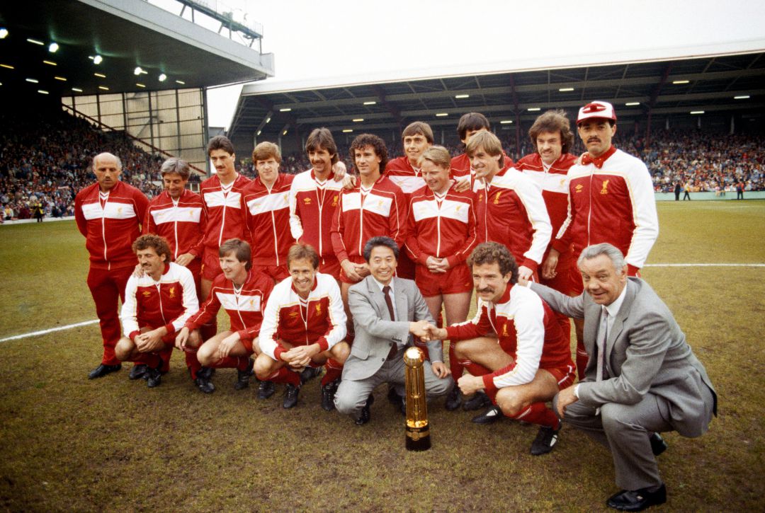 Los jugadores del Liverpool, con la copa de la Canon League. Los jugadores del Liverpool, con la copa de la Canon League.