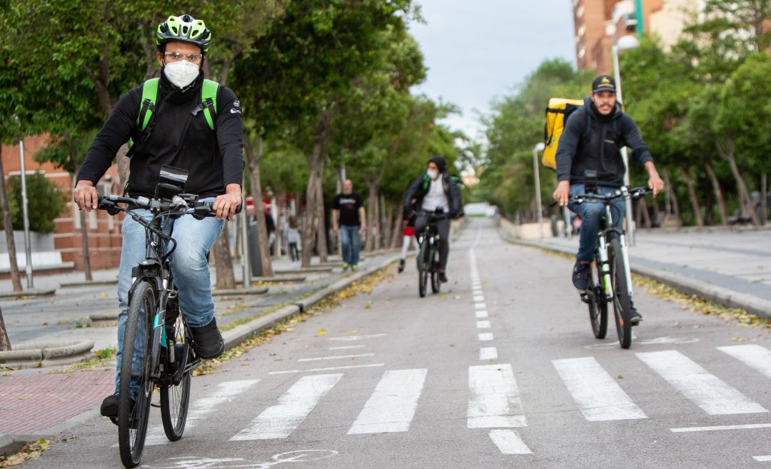 Repartidores en bicicleta en Madrid. Repartidores en bicicleta en Madrid.